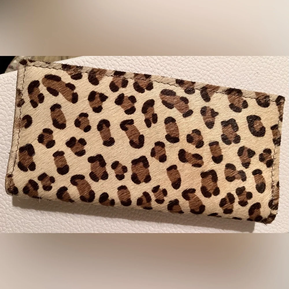 Chic Leopard Print Wallet with Brown Details - Picture 7 of 7